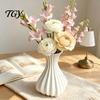 Chique Tafellamp voor Kantoor Decoratie 3D Geprinte Geribbelde Gebogen Vaas, Minimalistische Moderne Decoratieve Bloemen Levendige Kunstplant Houder Sculptuur