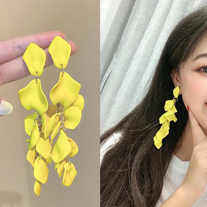 Small fresh yellow mesh flower earrings summer sweet light luxury stud earrings vacation style high-end earrings