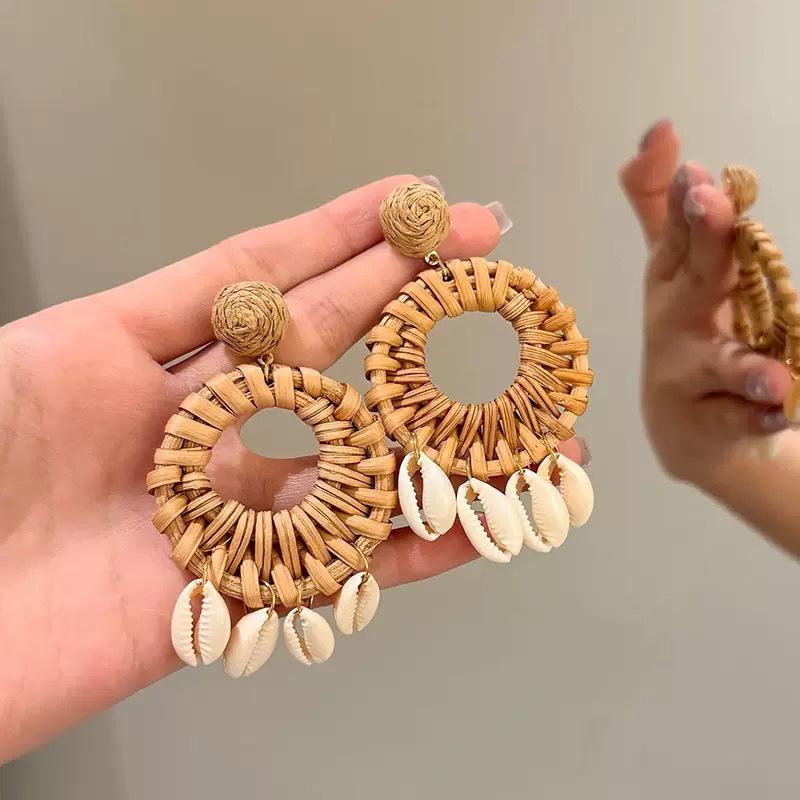 Boucles d'oreilles bohèmes en bambou rotin et pompons de coquillages pour femmes