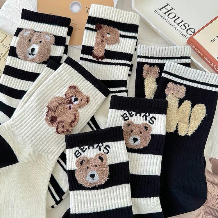 Gemütliche Damen-Wadenstrümpfe - Niedliches Bären-Design, Japanische Streifen, Federgarn, Koreanischer Stil, in Trendigen Farben.