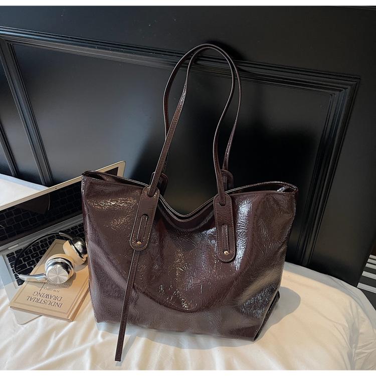 

Premium oil wax pitot bag women s large capacity 2025 new versatile casual commuter shoulder armpit bag кофейный