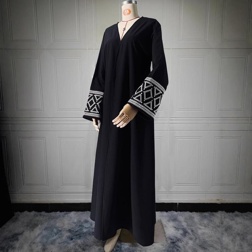 Luxusní černé vyšívané abájové šaty s výstřihem do V