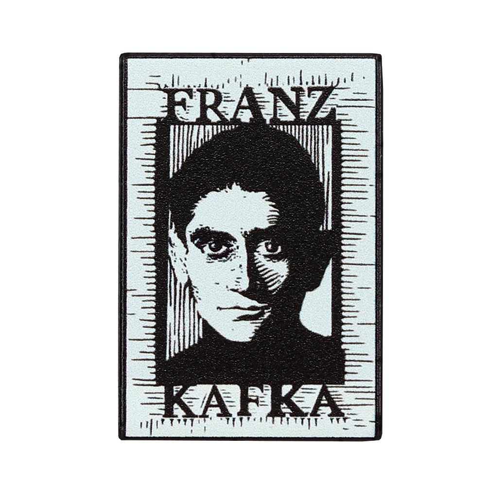 

Емалева брошка-значок «Портрет Франца Кафки» - Модна брошка-значок письменника чорний