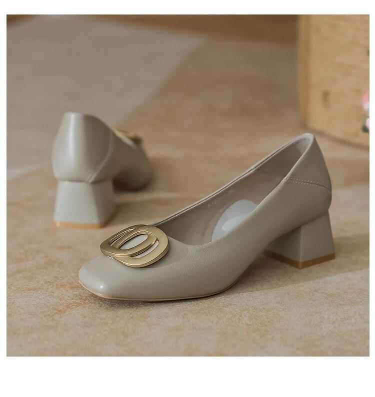 

Класичні туфлі-човники для жінок. Високі підбори. Туфлі-оксфорди з квадратним носком. Жіноче взуття з металевим декором. Однотонні шкіряні туфлі на платформі. 39 сірий колір