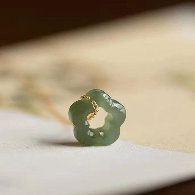 Fashion Jade Plum Blossom Necklace Clavicle Chain for Women Small and Antique Style Flower Collar Chain Hollow Exquisite Jewelry