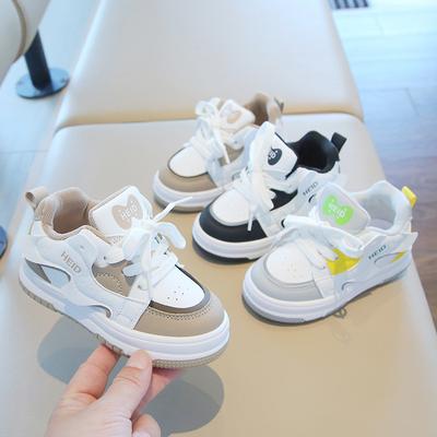Chaussures de sport pour enfants 2025 printemps et automne chaussures de skate décontractées pour garçons nouvelles chaussures montantes petites chaussures blanches pour filles chaussures de bébé à semelle souple liste