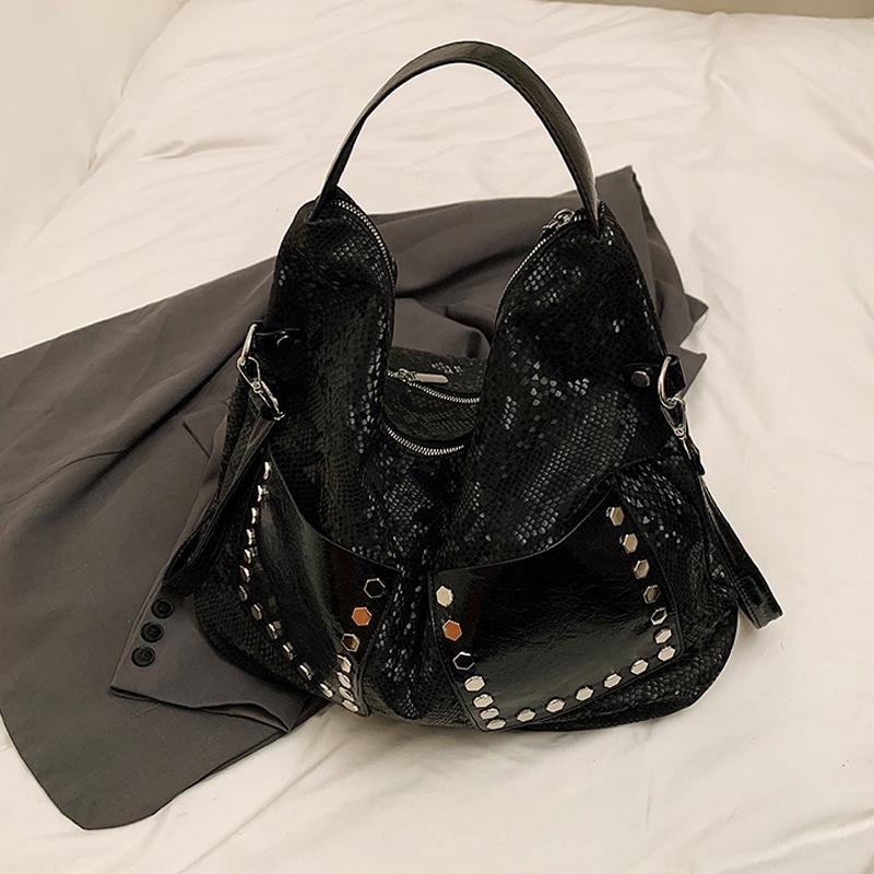 

Сумка-тоут с имитацией змеиного узора, большой вместимости, из мягкой кожи, с заклепками, на плечо, модный роскошный дизайн, женские сумки 46.5x20x40cm чёрный