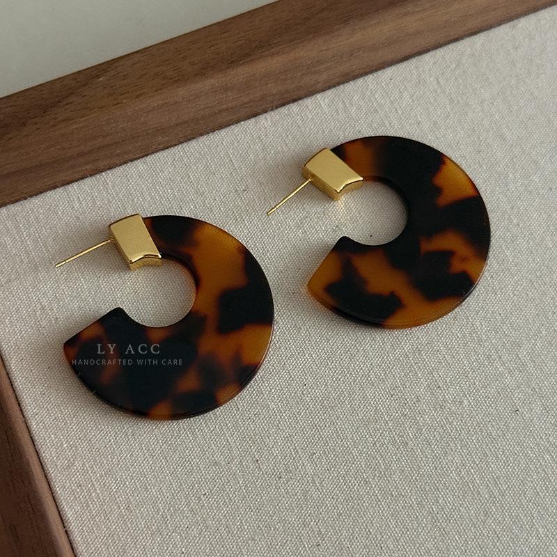French retro tortoiseshell earrings, Maillard style, leopard print, smudged board, advanced sense, lazy and versatile temperament earrings