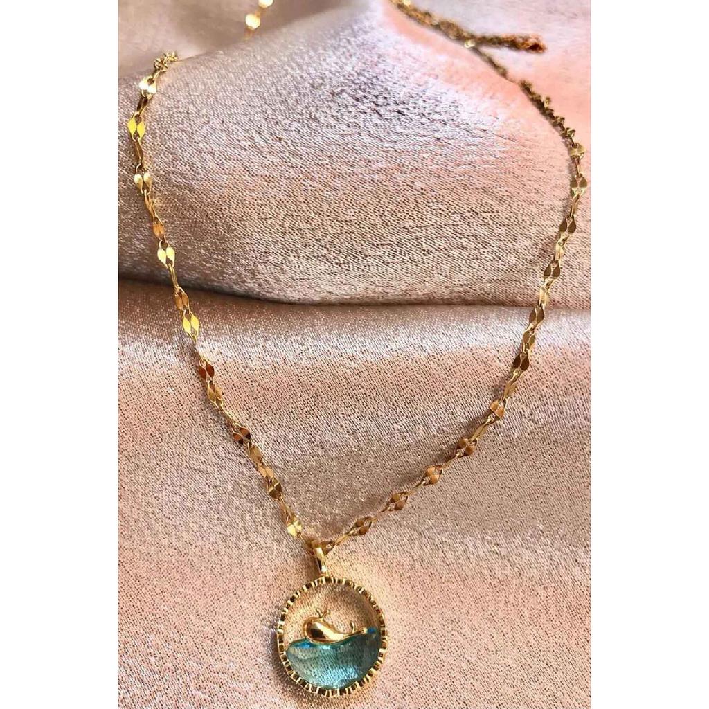 Anlauffarbene Halskette aus Stahl mit Walfisch-Motiv, Fisch schwimmt im blauen Wasser, Modell silberfarbene Halskette aus Stahl