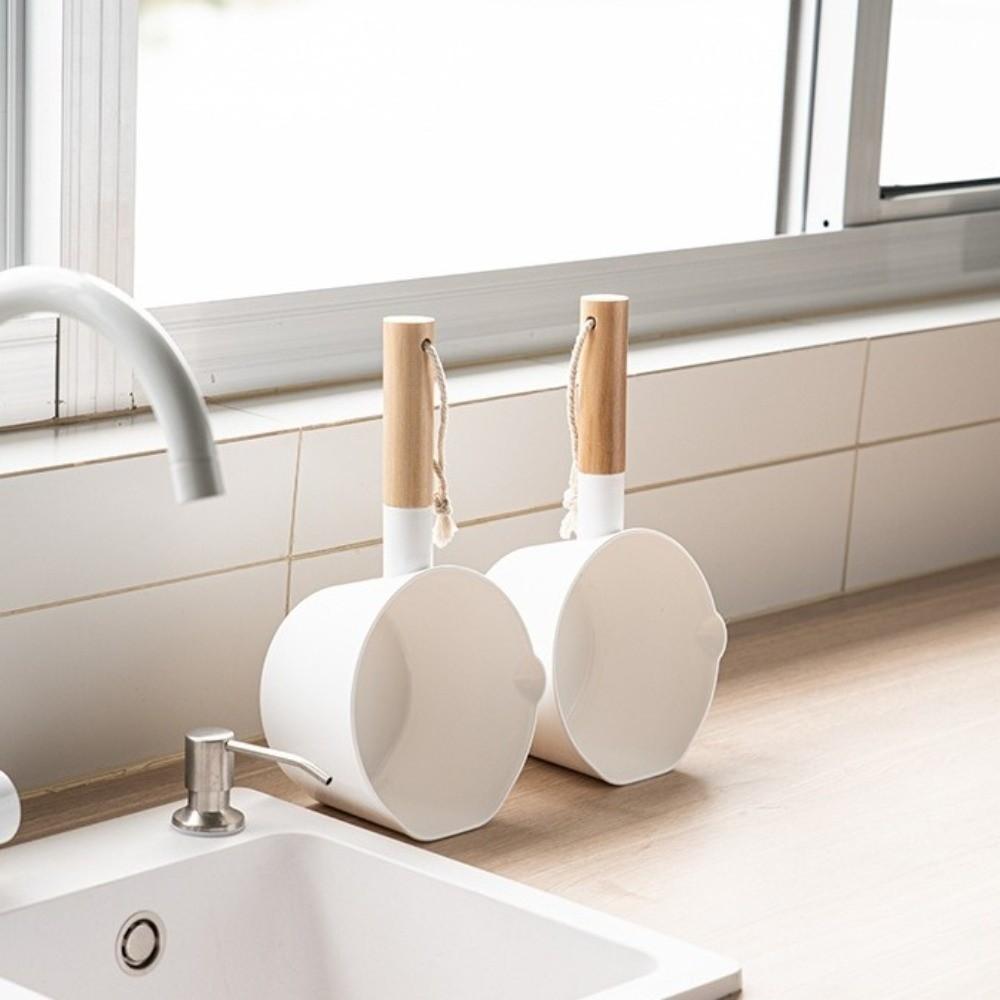 Easy To Clean Long Handle Water Scoop Plastic 1300ML Water Ladle Water Dipper Bath