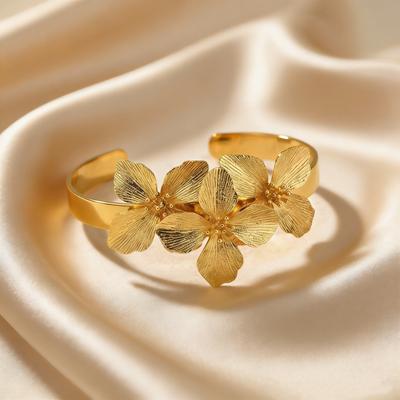 Vintage Übertriebenes Großes Blumen-Manschettenarmband für Damen Goldbeschichteter Edelstahl Texturierte Florale Offene Armbänder Eleganter Schmuck