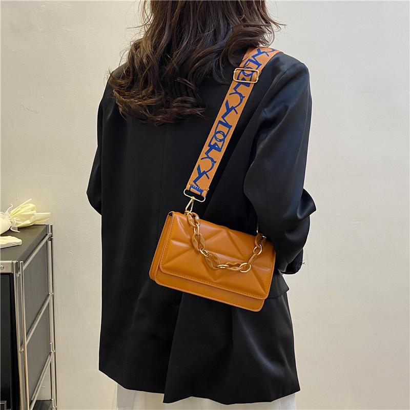 Fashionable Vintage Style Pu Shoulder Bag With Wide Strap And Chic Chain Detail