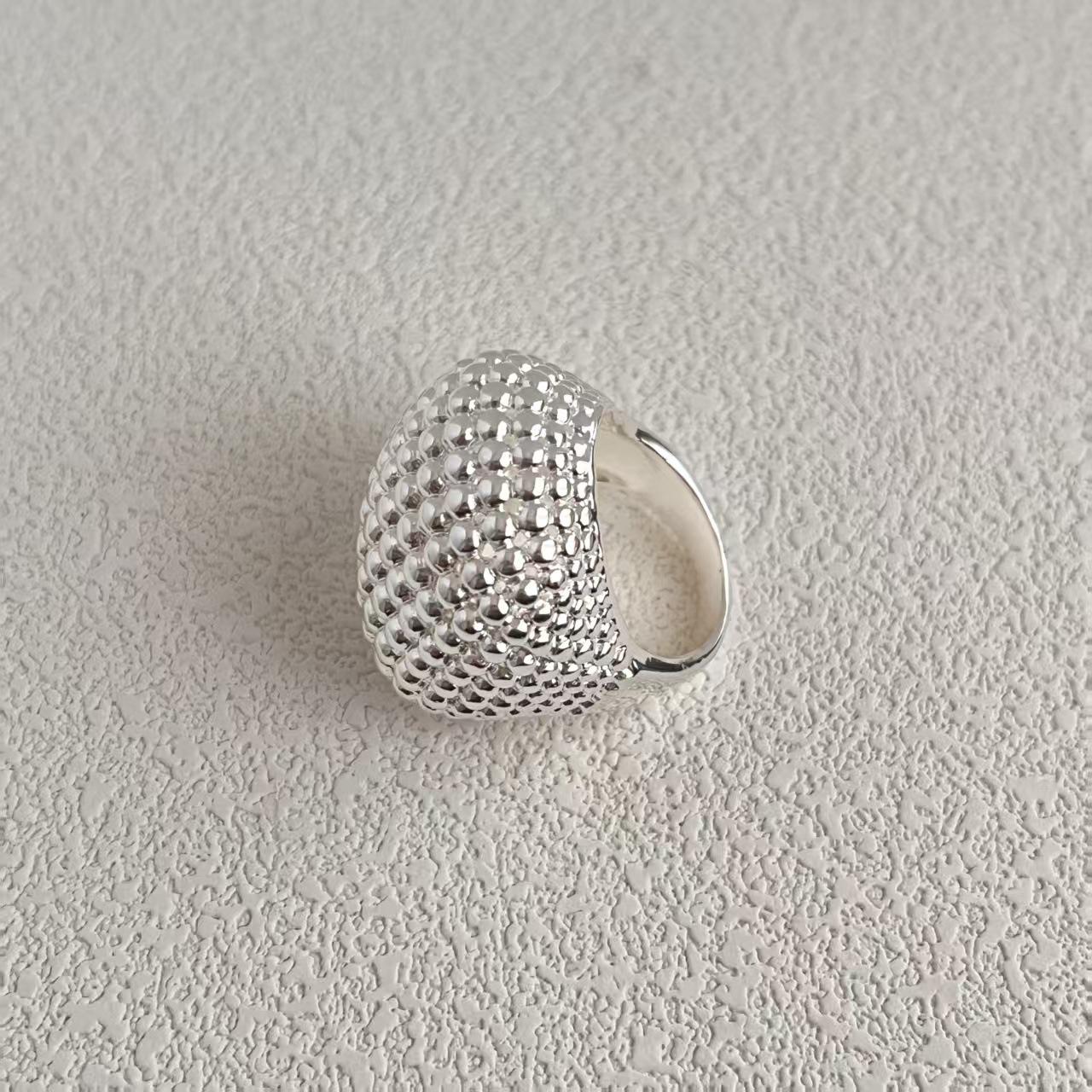 Браслет из полых бусин Чжан Юээр: Элегантный роскошный дизайнерский стиль для женщин