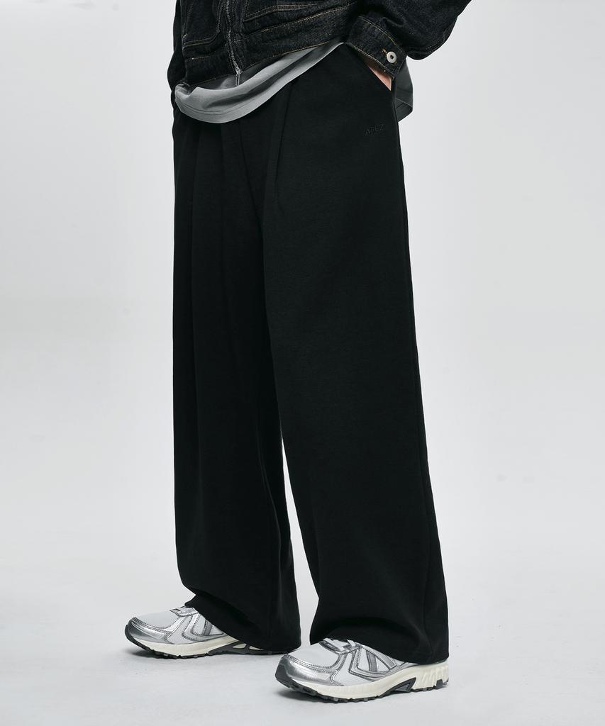 Atejeu Essential One-Pleat Wide Sweatpants [Black]