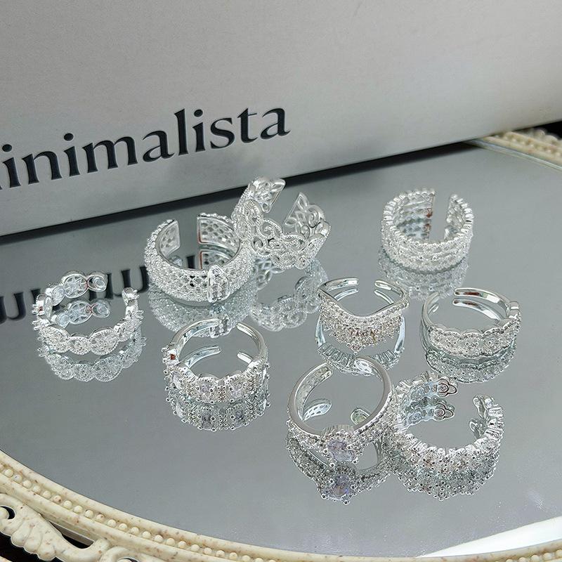 Leichter Luxus Wunderschöner Voll-Diamant Hohl Retro Graviert Offener Ring Geometrisches Muster Stapelbar Tragen Nische High-End Ring Frau