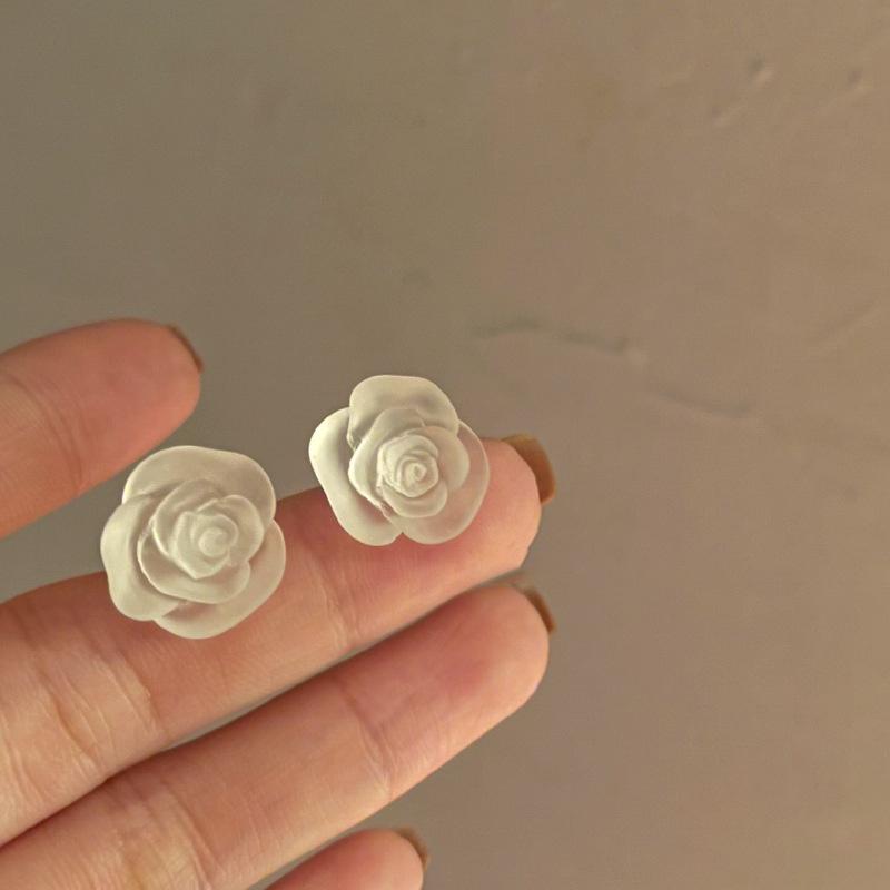 

Vintage Camellia Frosted Flower Stud Earring for Women Sweet Temperament Delicate Simple Retro Cute Resin Zircon Brincos Gift