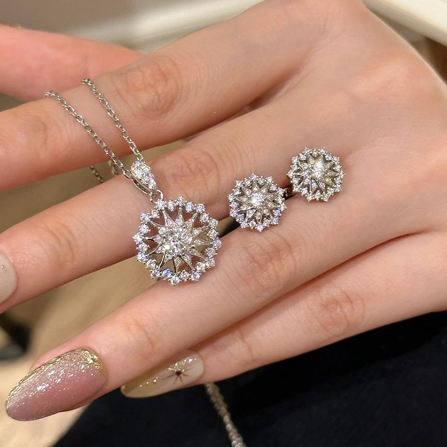 Imitace Moissanitu Lehký Luxus Plný Diamantů Super Třpytivá Vločka Astroláb Náhrdelník Dámský Přívěsek Slunečnice Nišový Design Sada Náušnic