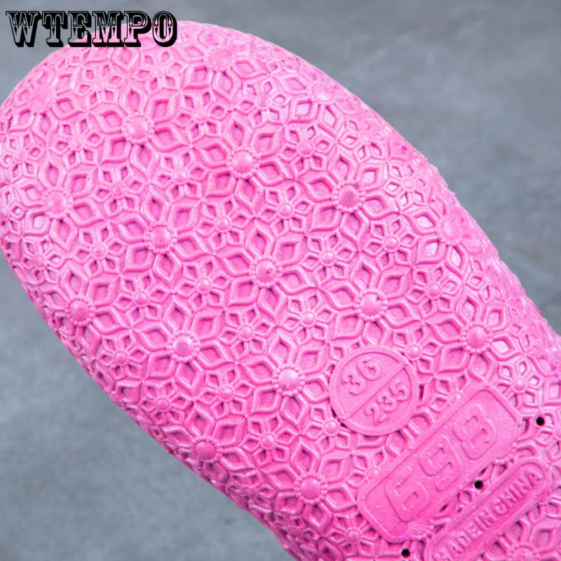 Chinelos de PVC femininos para uso externo, sapatos furados, verão, fundo macio, fundo grosso, sandálias para casa, banheiro, oco, embrulhado, chinelos de praia ao ar livre