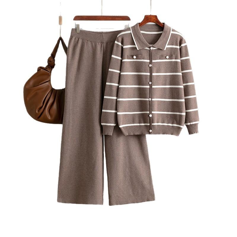 

Модный полосатый вязаный однобортный свитер с воротником поло и повседневные широкие брюки для женщин One size кофейный