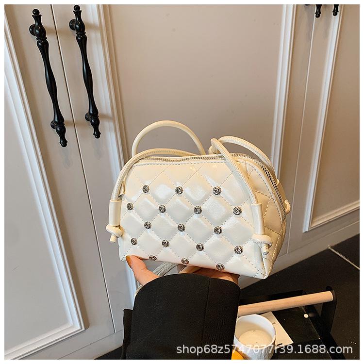 

Korean version of niche design simple one-shoulder armpit bag women s 2025 summer new large-capacity crossbody triangle bag trend білий