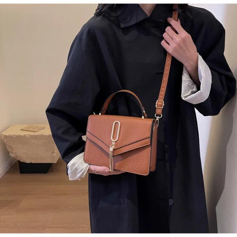 Monochromatic shoulder bag with tassel simple Western style square bag portable bag small bag