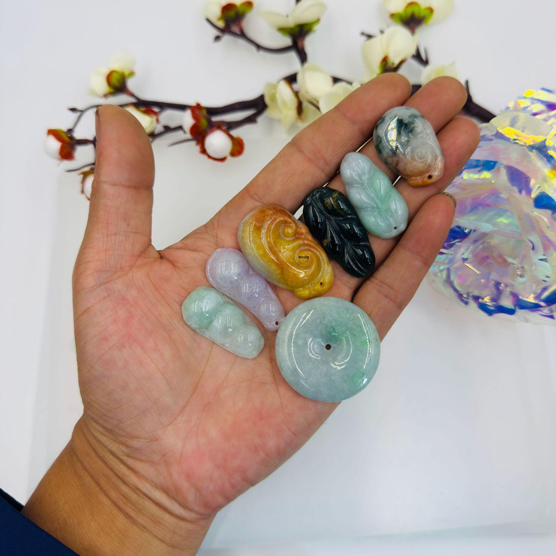 

Трехмерный браслет-пейзаж из зеленого нефрита с амулетами Будды и Гуаньинь