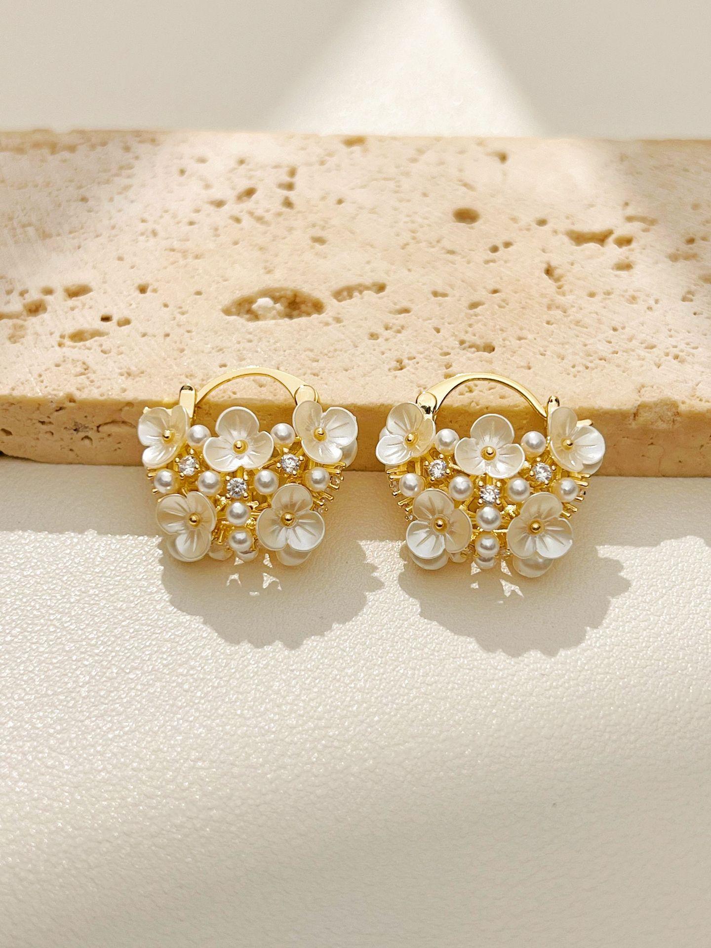 The Niche High-end Women s Flower Basket Ear Buckles with Geometric Design Gold Plated Brass Trendy Light Luxury Style золотой