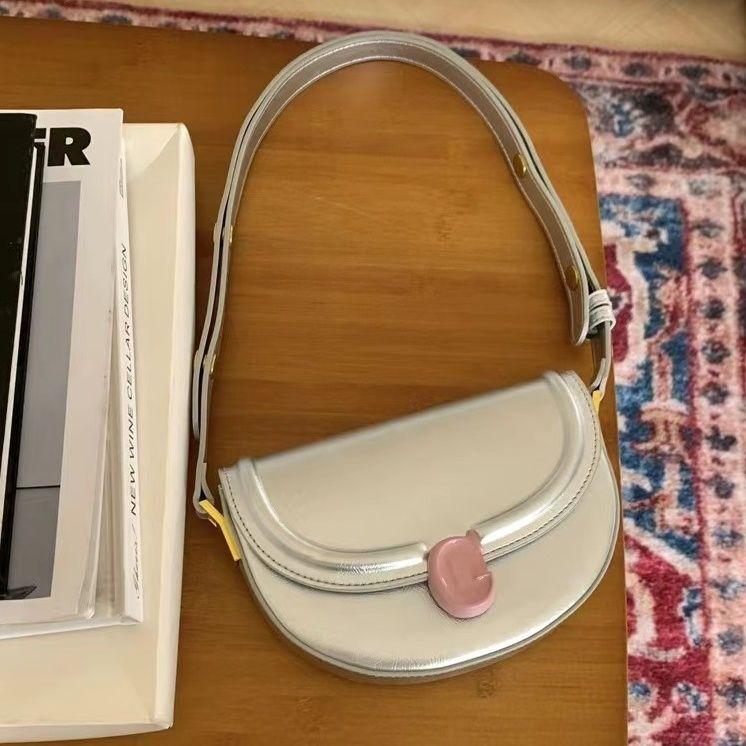 

Hot Girl Retro Silver Saddle Bag Women Contrast Pink Buckle Large Capacity Shoulder Bag Ladies Fashion Y2k Chic Underarm Bag New 19.5x13.5x4cm серебряный