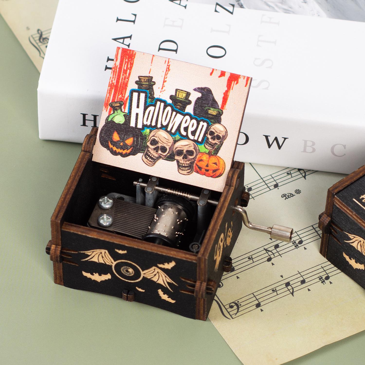 

Хелловінська дерев яна музична скринька з ручним заводом - Ніч жаху Восьмитонова прикраса