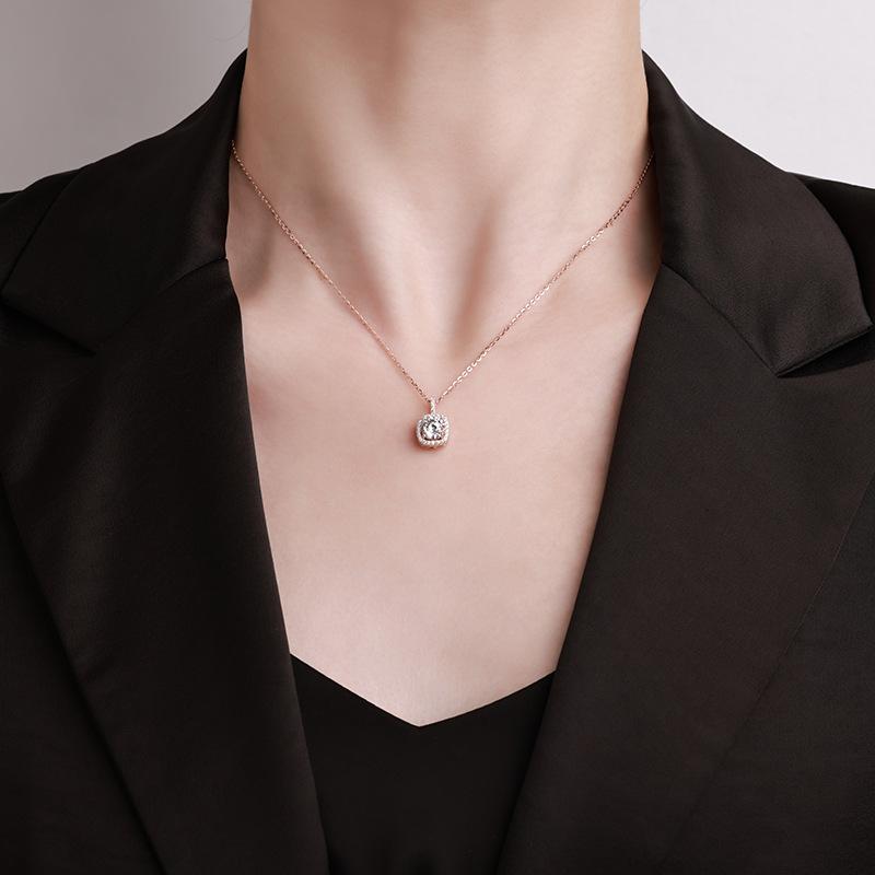 Korean Version of Light Luxury Micro-inlaid Super Flash Moissanite Pendant, Advanced Design Sense, Creative Temperament, Collarbone Chain