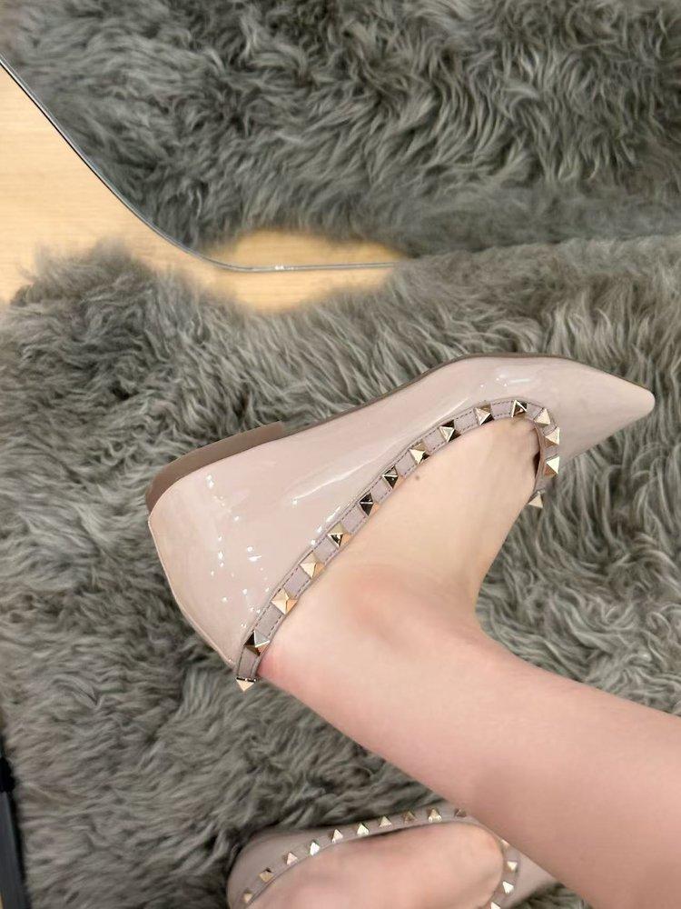 Pointed rivet single shoes~ heightening French shallow mouth soft patent leather temperament commuting versatile inner heightening single shoes women