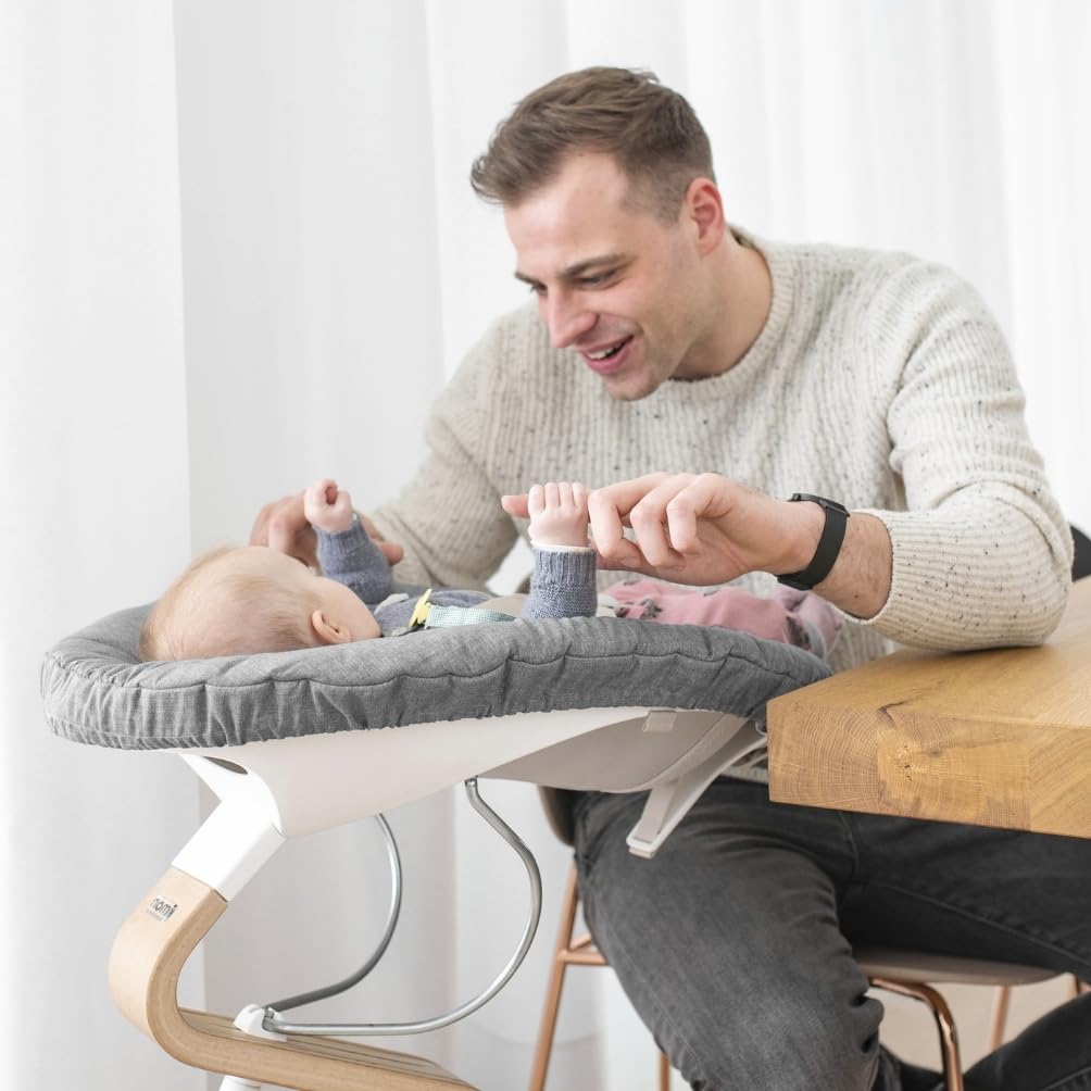 Stokke (Offiziell) Nomi Neugeborenen-Set, Weiß, Neugeborenen-Sitz, Stufenlos verstellbarer Winkel, für Neugeborene bis 6 Monate, Einfache Montage, Tripp Trapp Hochstuhl