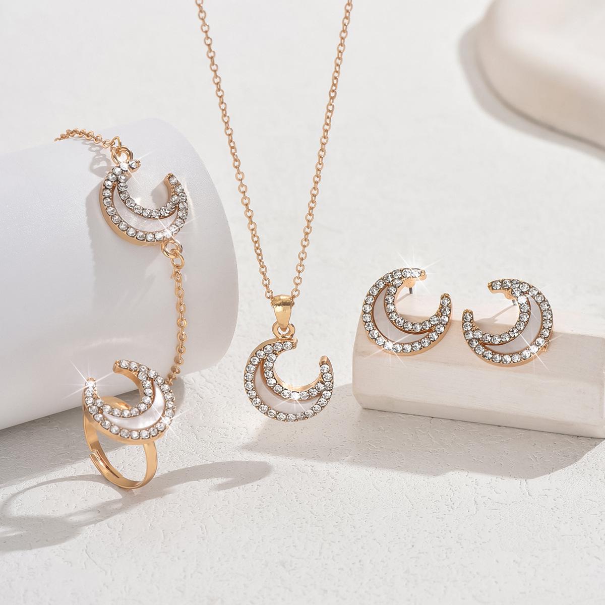 

Элегантный корейский дизайн ювелирный набор: Колье высокого класса, серьги-пусеты, браслет и кольцо для женщин. Легкая роскошь с универсальным, трендовым характером.