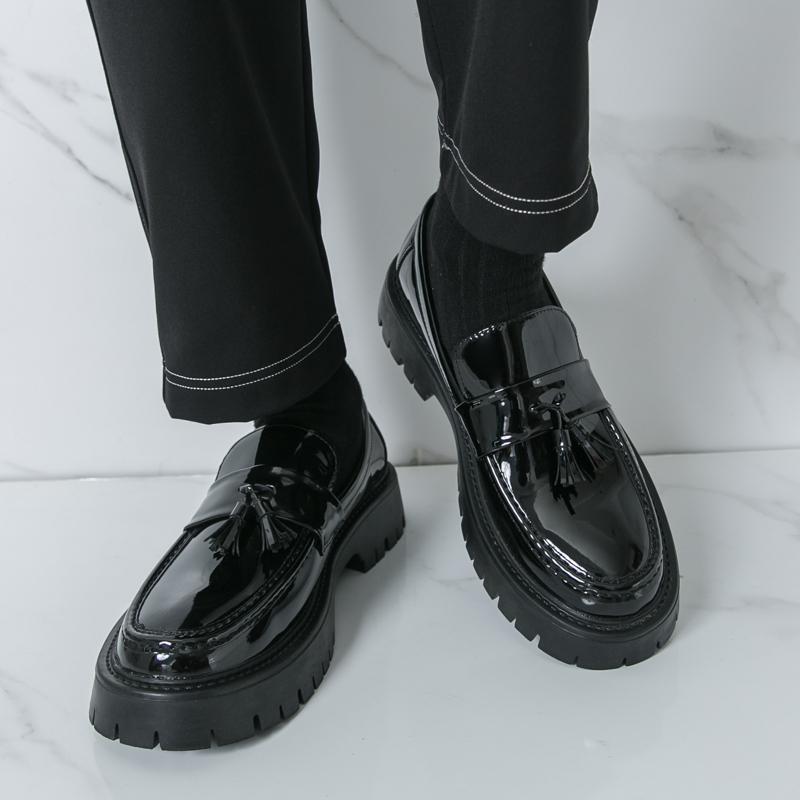 Lyxiga läderskor för män Brittisk höjdökande tjock sula trendiga glansig yta avslappnade en-fotsloafers