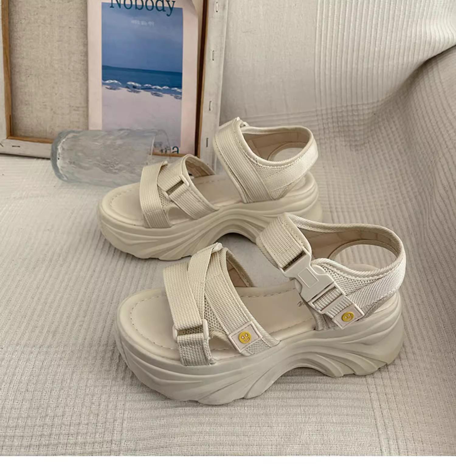 

Босоножки на платформе женские 2025 новые летние односложные ремни универсальные спортивные модные повседневные римские сандалии модные женские 35