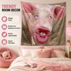 Tapestry Stampa Piatta Faccia di Maiale Divertente Labbra Rosse Animale Brutto Carino Appeso a Parete Per Stanza Universitaria Camera da Letto Estetico Umoristico Regalo Scherzoso Decorazione