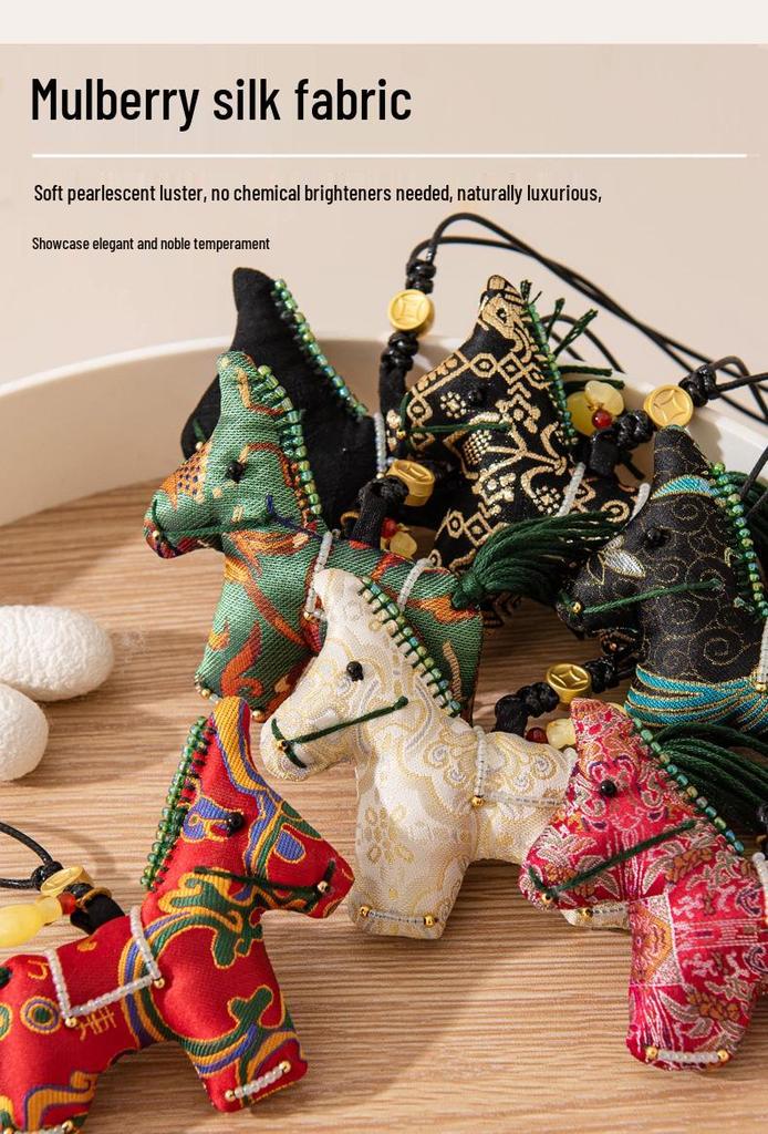 Naszyjnik Xiangyun Silk Rok Konia: Elegancki Wisiorek Maskotka Zodiaku w Stylu Chińskiego Luksusu