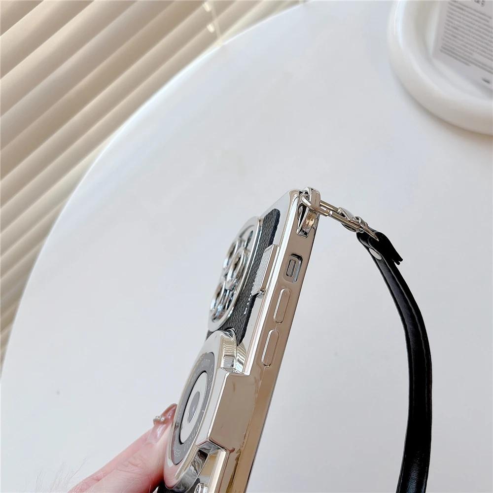 Funda de Lujo Retro Estéreo Cámara de Mano con Cordón para iPhone 16 15 14 Plus 13 12 11 Pro Max Funda con Patrón de Cuero