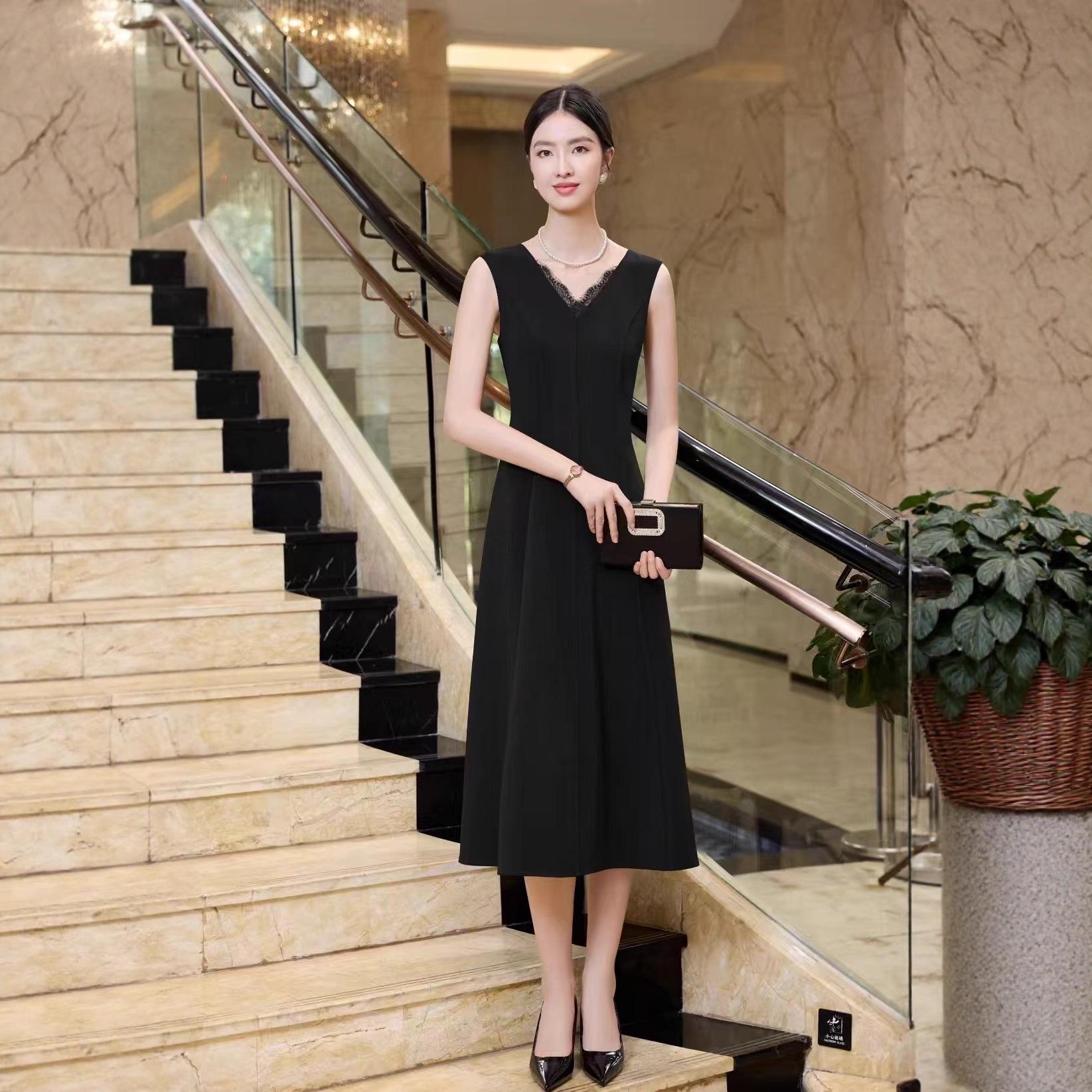 

Женское 2025 Осень/Зима Элегантное черное платье с кружевной вставкой, V-образным вырезом, без рукавов, с открытой спиной 3XL (155-165 kg)