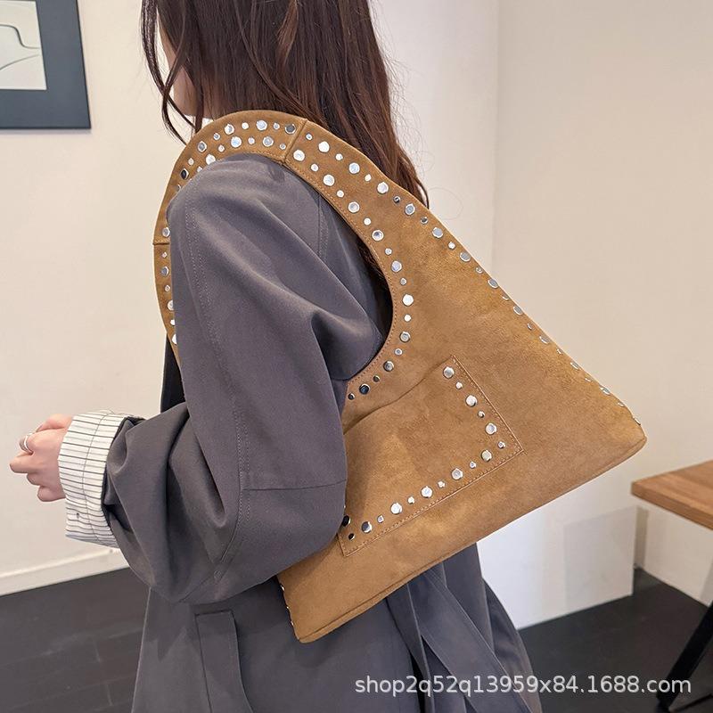 Retro rivet single shoulder armpit bag fashion locomotive bag oil wax leather simple wind large capacity tote handbag