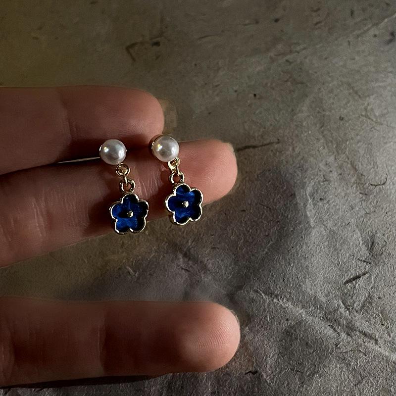 

Silver needle pearl oil drop flower stud earrings French retro niche design earrings small fresh girl heart earrings