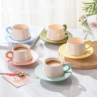 Kreatives Macaron-farbenes Keramik-Kaffeebecher-Unterteller-Set Exquisites Frühstücks-Brot-Milchbecher-Set Moderne Damen-Teetasse Paar-Tasse