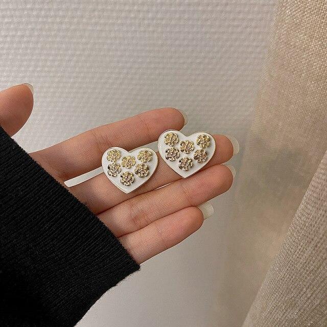 Basic Minimalist Modish Stylish Red Black White Heart Gold Tone Color Flower Metallic Stud Earrings New Arrival Korean Earings JewelrySimple Stud