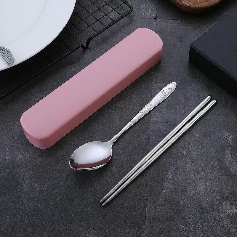 

Портативный набор столовых приборов из нержавеющей стали: Включает палочки для еды, ложку и набор из трех предметов с коробкой