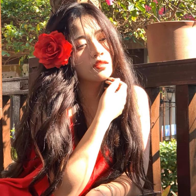 Elegant Red Rose Hair Clip for Women – Small Side Clip for Forehead and Bangs, Perfect Flower Hairpin Accessory