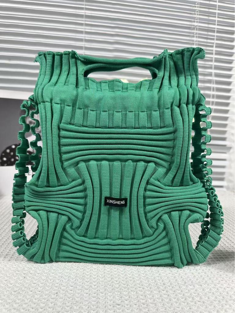 Quan Nara Designer-Rucksack: Beliebtes Plisseegewebe, umweltfreundlich, mit doppeltem Verwendungszweck, aus der Pioneer-Kollektion.