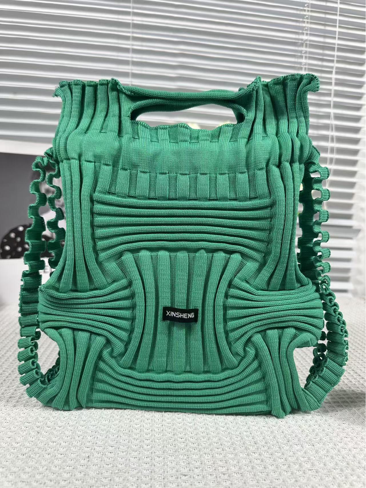 

Рюкзак дизайнера Quan Nara: Популярное плиссированное переплетение, экологичное, двойного назначения из пионерской коллекции. 28cm/30cm изумрудный