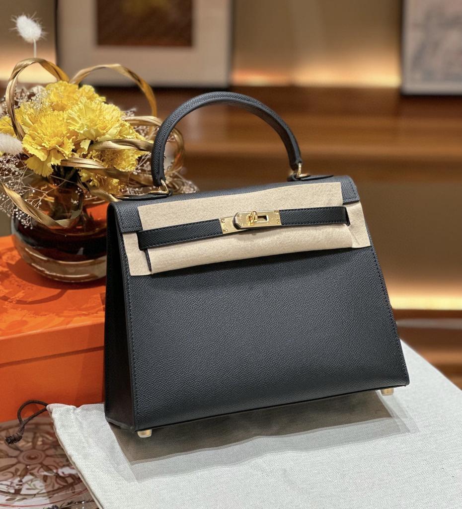 Dies ist eine hochwertige, maßgefertigte Tasche aus Epsom-Leder für Damen. Es eine Umhängetasche mit großem Fassungsvermögen aus Rindsleder