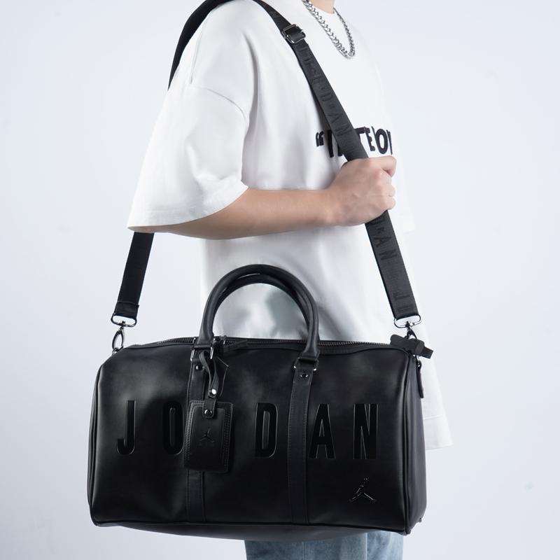 Jordan Borsa Sportiva in PVC Grande Capacità con Logo a Lettera, Borsa da Palestra, Tote da Basket, Borsa a Spalla, Borsa da Viaggio Crossbody, Borse Unisex, Nero HA6466-011