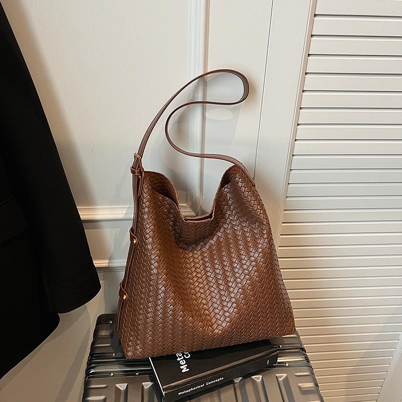 2025 Autumn/Winter Retro Woven Texture Large Capacity Tote: Versatile Casual Shoulder Bucket Bag